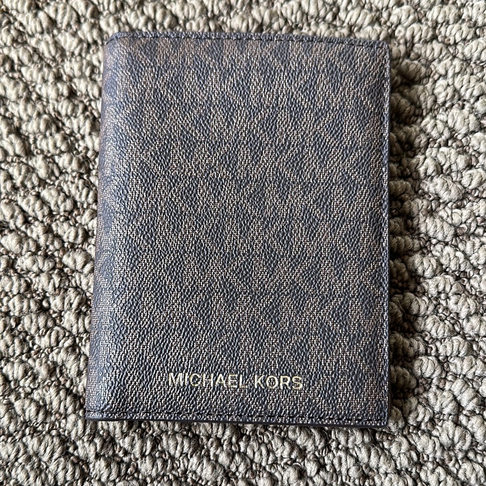 Michael Kors Passport holder signature, new with tags